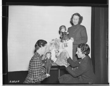 D2.3 - Displays, Window - Edison Christmas doll dressing contest