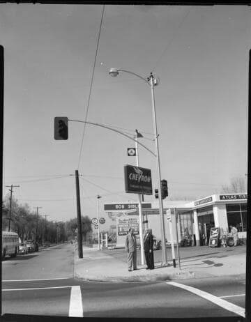 Traffic Light at Bob Sible Chevron Station